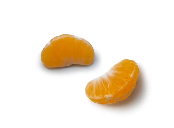 Scheiben von reifen Mandarinen isoliert über dem weißen Hintergrund — Stockfoto