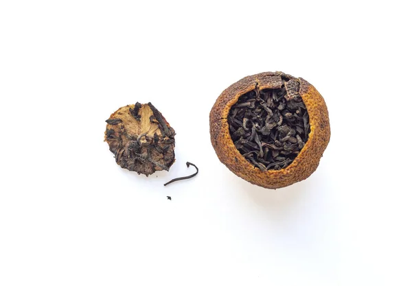 Té oscuro chino Pu-erh envasado en cáscara de mandarina seca aislada sobre fondo blanco. la vista desde la parte superior — Foto de Stock