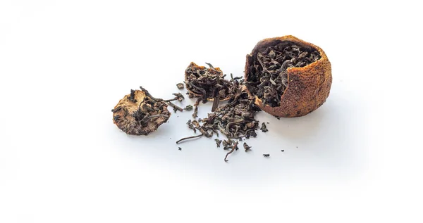 Té oscuro chino Pu-erh envasado en cáscara de mandarina seca aislada sobre fondo blanco — Foto de Stock