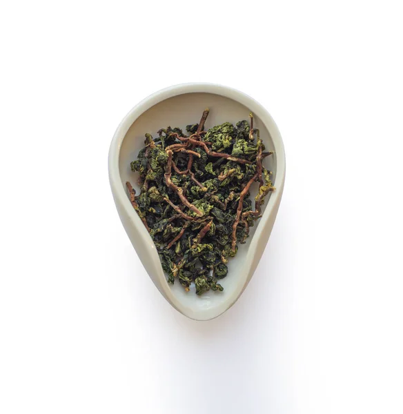 Te Guan Yin mao cha thé vert, thé Oolong des coupes dans le cha qu'il a isolé sur un fond blanc, vue du dessus — Photo