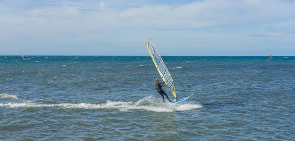 Windsurf engraçado na água cristalina — Fotografia de Stock