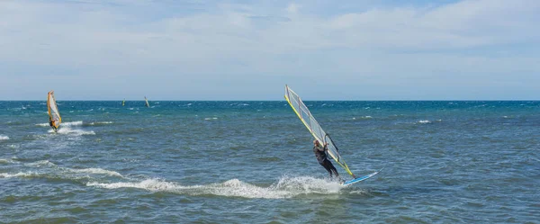 Śmieszne windsurfing na krystalicznie czyste wody — Zdjęcie stockowe