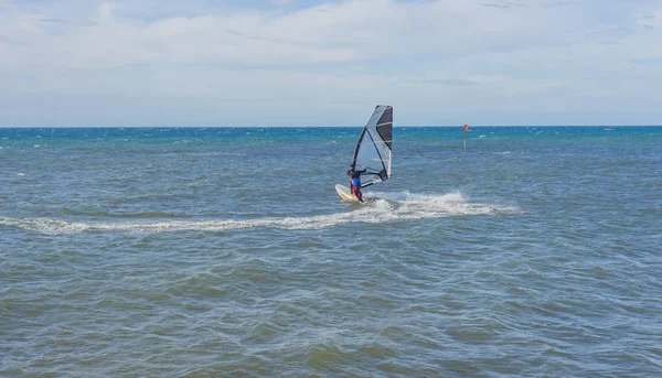 Zvláštní windsurfing na křišťálově čisté vodě — Stock fotografie