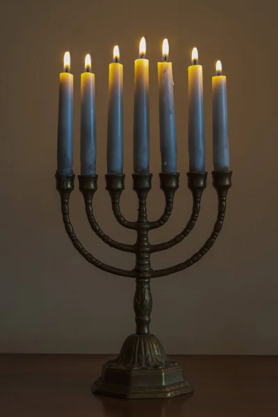 Low key Imagen de vacaciones judías fondo Hanukkah con menorah candelabros tradicionales y velas encendidas — Foto de Stock