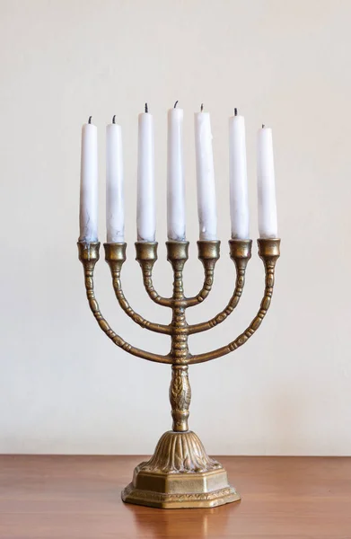 Low key Imagen de vacaciones judías fondo Hanukkah con menorah candelabros tradicionales — Foto de Stock
