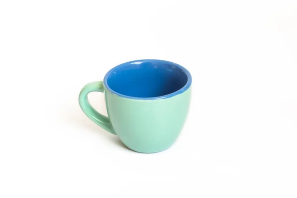 Vähän tyhjä keraaminen turkoosi ja sininen kahvimuki, kahvikuppi eristetty valkoisella pohjalla — kuvapankkivalokuva