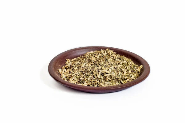 Yerba mate hierba seca en tazón de barro aislado sobre fondo blanco — Foto de Stock