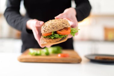 Orta yaşlı kadın mutfakta yemek