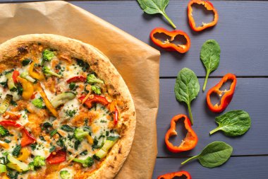 Orta yaşlı kadın mutfakta yemek