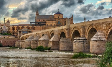 Roma Köprüsü (Puente Romano) ve Umayyad Camii (Mezquita-Katedrali) akşamları, Cordoba, İspanya.