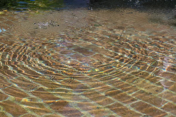 Cercles Sur Eau Transparente Éclaboussures Une Fontaine Avec Fond Brique — Photo