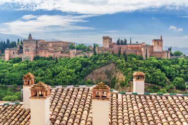 Sierra Nevada, Granada, Endülüs, İspanya 'nın arka planına karşı Alhambra manzarası