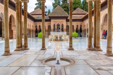 Granada, İspanya, 28 Nisan 2017. Aslanlar Bahçesi 'nde (Patio de los Leones), Nasrid, Alhambra Sarayı' nda aslanların olduğu bir çeşme..