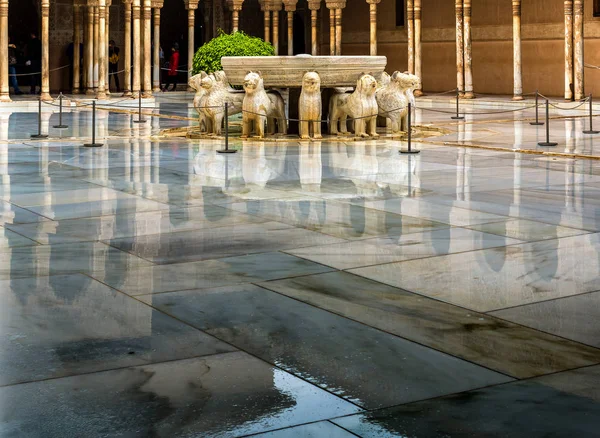 Granada, İspanya, 28 Nisan 2017. Aslanlar Bahçesi 'nde (Patio de los Leones), Nasrid, Alhambra Sarayı' nda aslanların olduğu bir çeşme..
