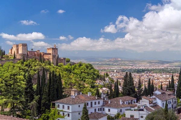 Alhambra, Sacromonte ve parlak mavi gökyüzü ve beyaz nublarla Granada şehrinin çok güzel manzarası.