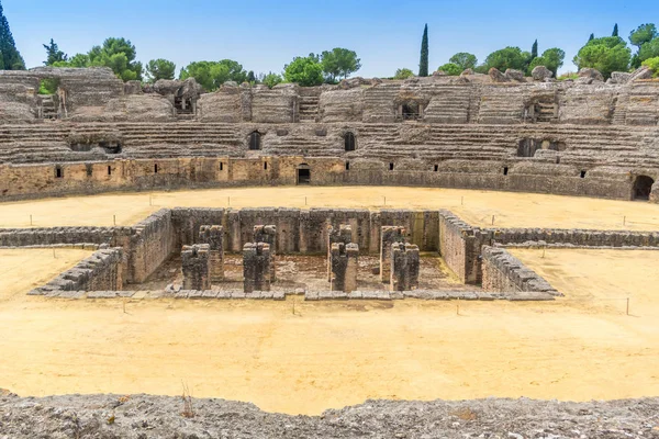Roma 'nın Betik eyaletinin başkenti olan İtalya' daki deniz muharebelerini temsil eden hendekli antik Roma amfitiyatrosu. Santiponce, Seville, İspanya.