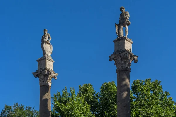 Herkül ve Jül Sezar 'ın eserleriyle Roma sütunları Sevilla, Endülüs, İspanya' da Alameda de Herkül 'de parlak mavi bir gökyüzüne karşı.