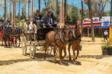 2 mürettebat, Endülüs atları tarafından at Feria, Jerez de la Frontera, Endülüs, İspanya, 14 Mayıs 2019