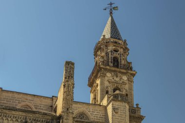 San Miguel Kilisesi 'nin kulesi ve baharda mavi gökyüzü. Jerez de la Frontera, Endülüs, İspanya
