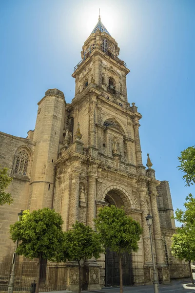 San Miguel Kilisesi 'nin güneşe karşı ana cephesi. Jerez de la Frontera, Endülüs, İspanya