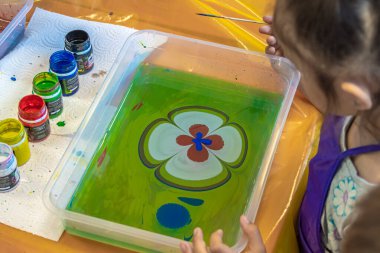 Rusya Roshchino 23 Haziran 2019. Ebru sanatı. Türk su boyama tekniğinde çocuklar için yüksek lisans dersi. Ebru tablosu, Suyun Üzerinde Eski Boyama Teknikleri. İşi bitir..