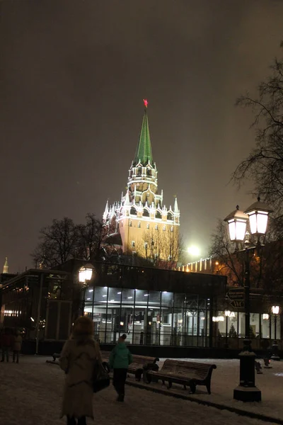 Iluminado Torre Del Kremlin Noche Con Una Estrella Verde Fondo — Foto de Stock