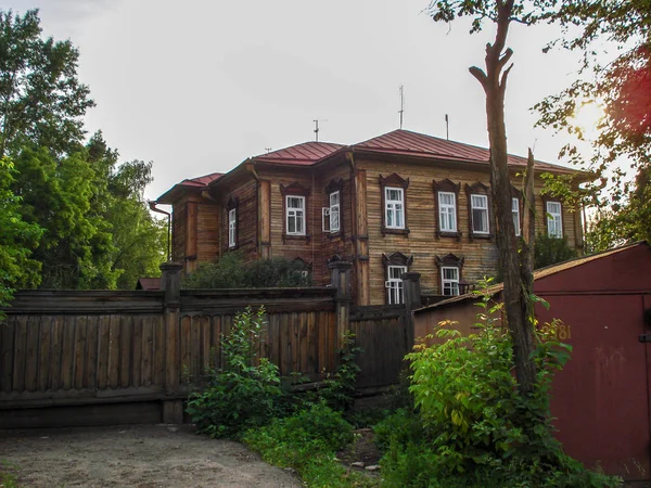 Eski Ahşap Iki Katlı Ahşap Bir Çitin Arkasında Yeşil Mavi — Stok fotoğraf