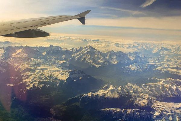 Vista Desde Avión Sobre Los Picos Nevados Las Montañas Que — Foto de Stock