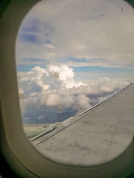 Kilátás Ablakból Repülőgép Szárny Kumulus Fehér Felhők — Stock Fotó