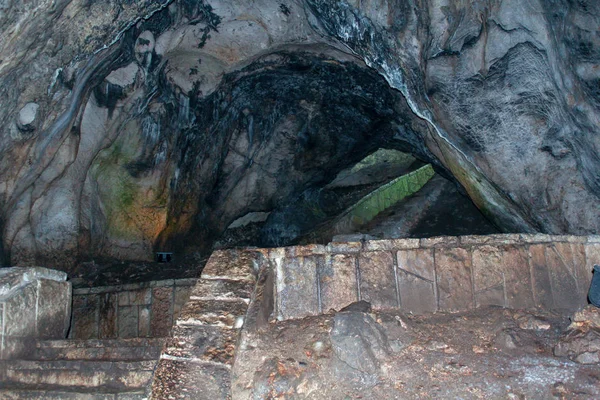 Cueva Cultivada Montaña Con Una Escalera Decorada Subiendo —  Fotos de Stock