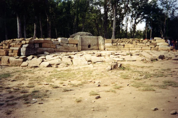 Yoğun yeşil ormanların arasında küçük bir tepede düz taşlardan yapılmış antik taş dolmenleri.