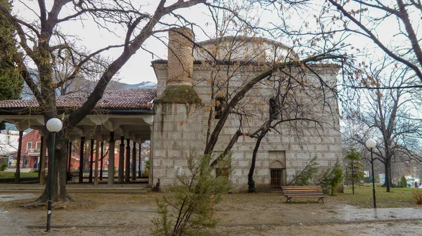 Antiguo Edificio Piedra Con Una Chimenea Ladrillo Lado Una Terraza —  Fotos de Stock