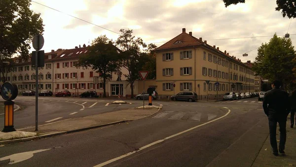 Europäische Stadtstraße Mit Straßenkreuzung Und Dreigeschossigen Häusern Mit Geparkten Autos — Stockfoto