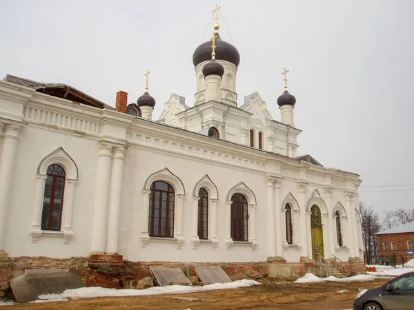 修复后的教堂建筑由红砖和白色石膏建成 五座黑色圆顶和镀金十字架建成 — 图库照片