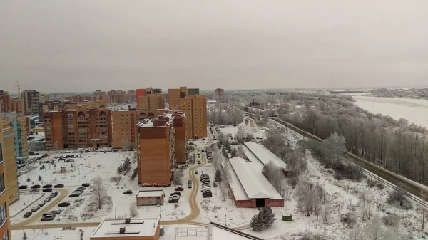 Vista Desde Altura Ciudad Cubierta Nieve Con Altas Casas Ladrillo —  Fotos de Stock