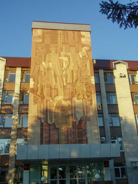 Картина Вырезанная Бежевого Камня Над Входом Здание Лучах Восходящего Солнца — стоковое фото