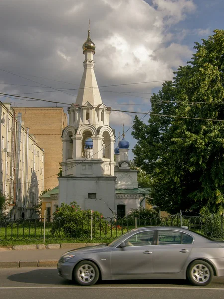 Lado Opuesto Carretera Había Una Iglesia Calada Piedra Blanca Con — Foto de Stock