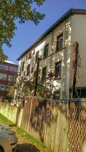 Ein Ausgang Aus Holz Vor Einem Einfachen Dreistöckigen Haus Dem — Stockfoto