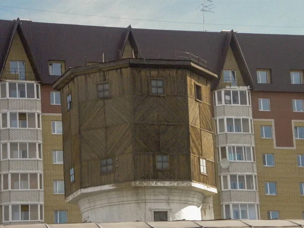 在一座现代化的公寓楼的背景下 有窗户的水塔顶部是木制的 — 图库照片