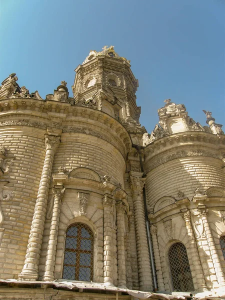 Aşağıdaki taş katedralin duvarları ve kubbesine bakın. Mavi gökyüzüne karşı taş oymalar ve heykeller var.