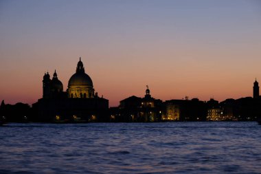 Venedik'te günbatımı sağlık Kilisesi önünde