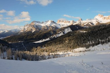 Pelmo İtalya 02 25 2018 yürümek-den geçerek dağın çevresinde kar