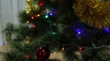 Noel ağacı. ışıklar ve Noel oyuncaklar. Noel dekorasyonu. Noel ağacı anaokulu dekorasyon