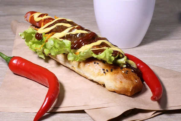  Sulu bir Hot Dog'bir ambalaj kağıdı