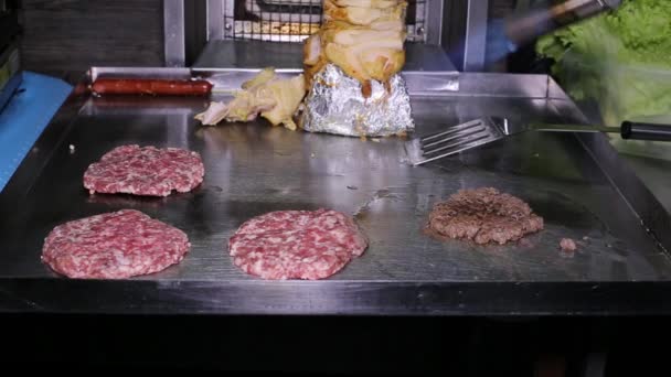 厨师长正在用燃气燃烧器烤汉堡包印章 — 图库视频影像