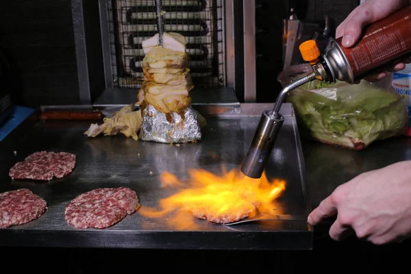 Cozinheiro Chefe Está Assando Hambúrguer Fast Food — Fotografia de Stock