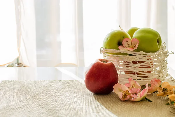 Manzanas Verdes Rojas Una Canasta Mimbre Blanca Estilo Minimalista — Foto de Stock