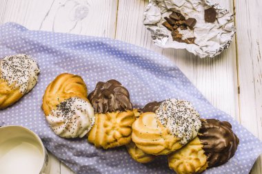 Sütlü ev yapımı çikolatalı kurabiyeler.