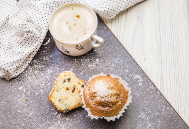 Koyu arka planda yoğunlaştırılmış sütle taze kek.