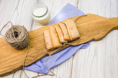 Ev yapımı tatlılar ve süt.